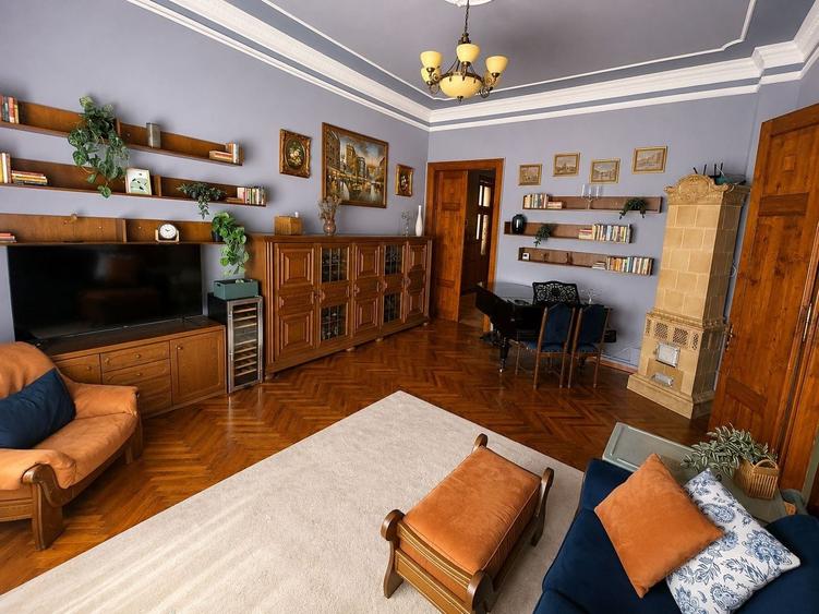 Apartament cu 3 camere semidecomandat, mobilat în Ultracentral