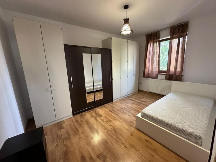 Apartament cu 3 camere semidecomandat în Calea Dumbrăvii