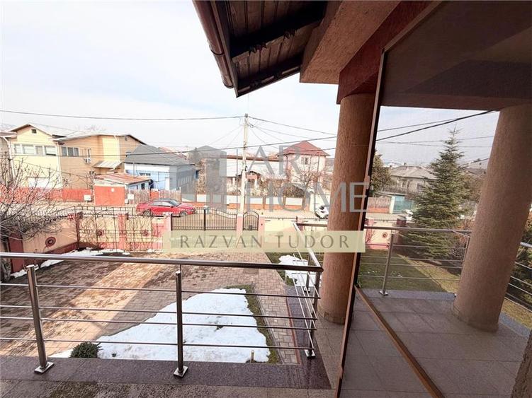 Casă individuală cu 6 camere cu Canalizare în Central