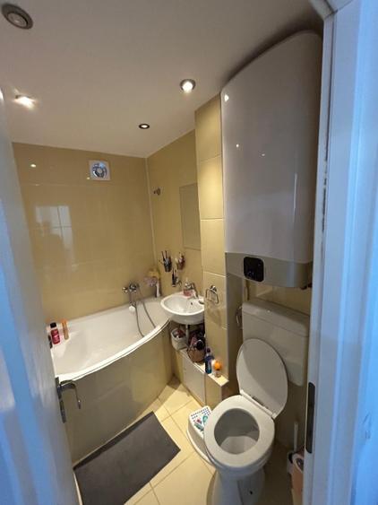 Apartament cu 3 camere semidecomandat în Tineretului