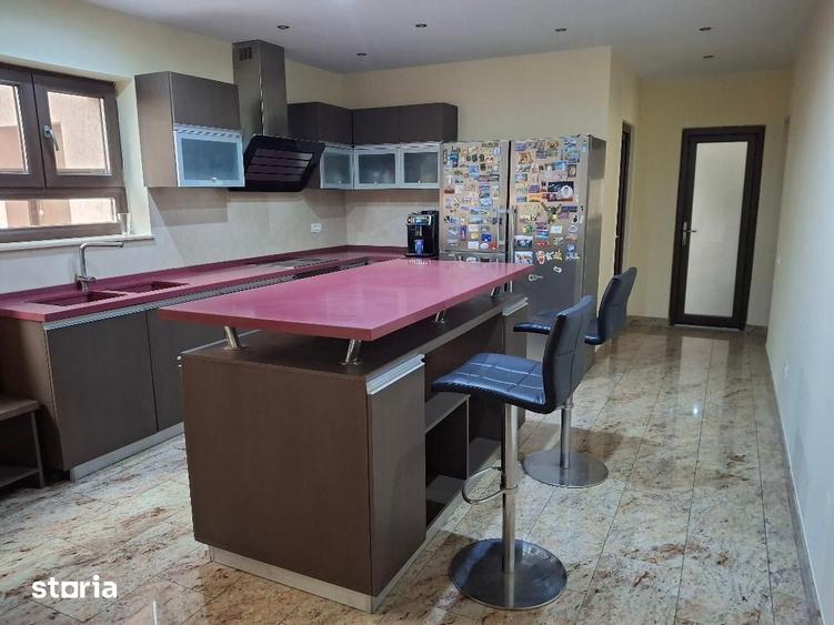 Casă cu 8 camere cu Teren 764 Mp în Tineretului