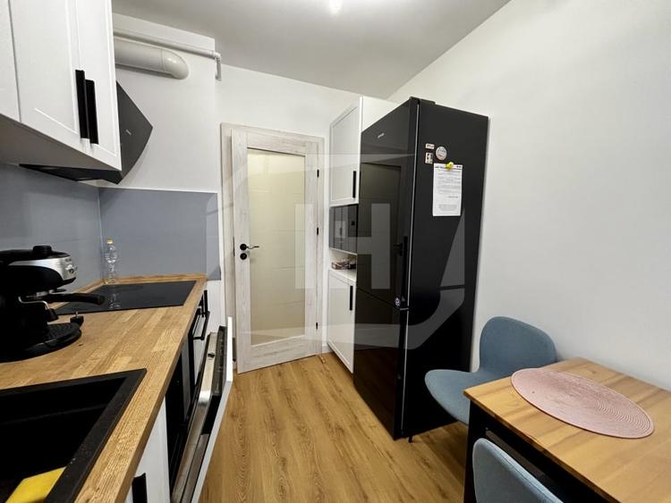 Apartament cu 3 camere semidecomandat, mobilat în Central