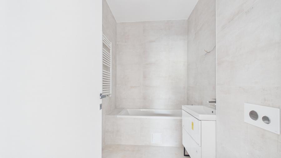 Apartament cu 3 camere semidecomandat în Grivița