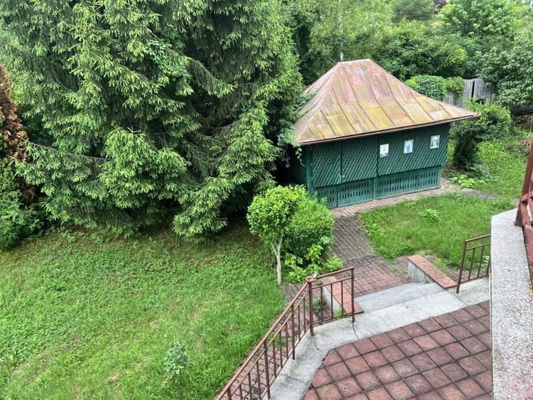 Casă individuală cu 9 camere cu Canalizare în Bascov