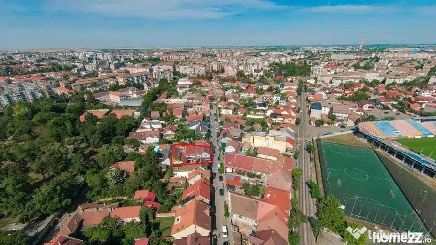 Casă cu 7 camere cu Teren 380 Mp în Decebal