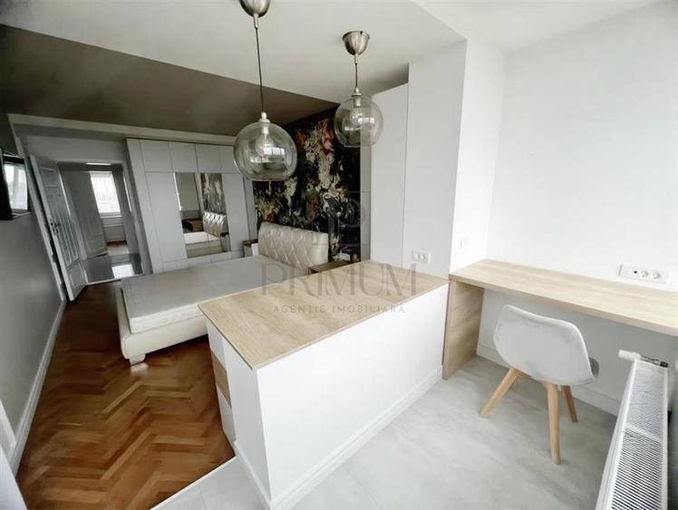 Apartament cu 3 camere semidecomandat, mobilat în Semicentral
