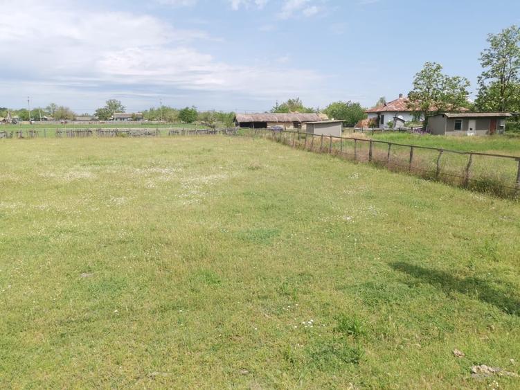 Teren intravilan de 2300 mp, în