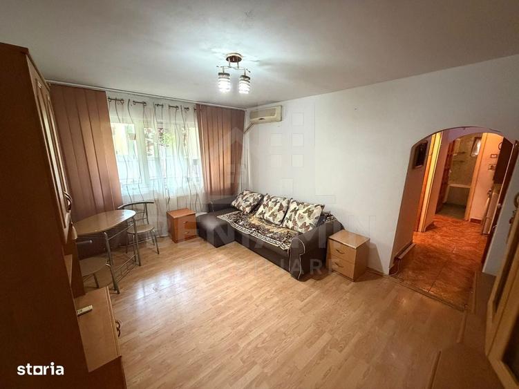 Apartament cu 3 camere semidecomandat în Craiovița Nouă