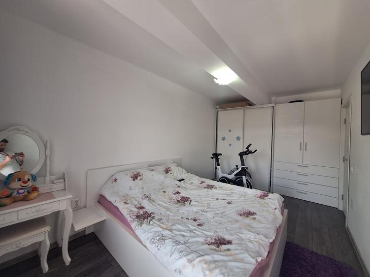 Apartament cu 3 camere semidecomandat, mobilat în Florești