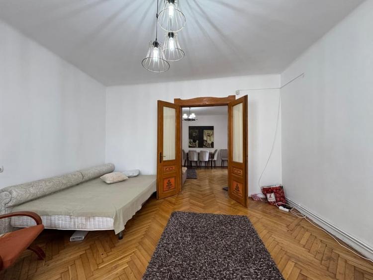 Apartament cu 3 camere semidecomandat, mobilat în Central