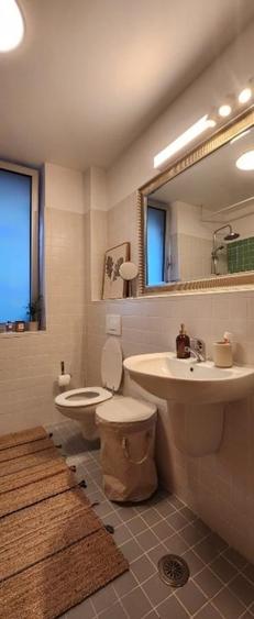 Apartament cu 3 camere semidecomandat, mobilat în Victoriei
