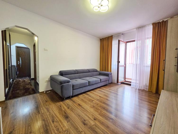 Apartament cu 3 camere semidecomandat, mobilat în Dacia