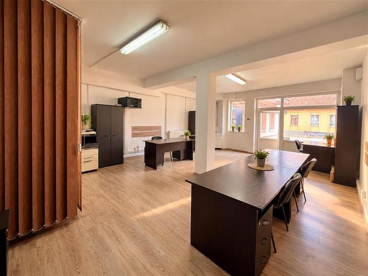 Casă cu 12 camere cu Teren 241 Mp în Semicentral