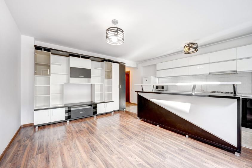 Apartament cu 3 camere decomandat în Titan