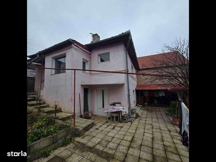 Casă cu 4 camere în Central