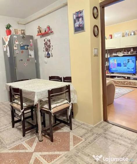 Apartament cu 3 camere decomandat în