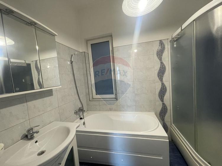 Apartament cu 3 camere semidecomandat, mobilat în Gară