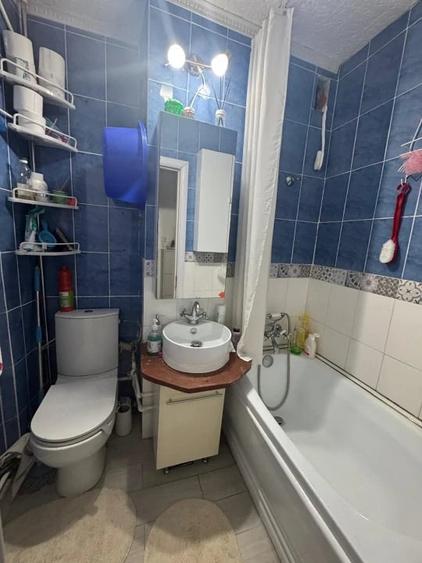 Apartament cu 4 camere semidecomandat în Craiovița Nouă