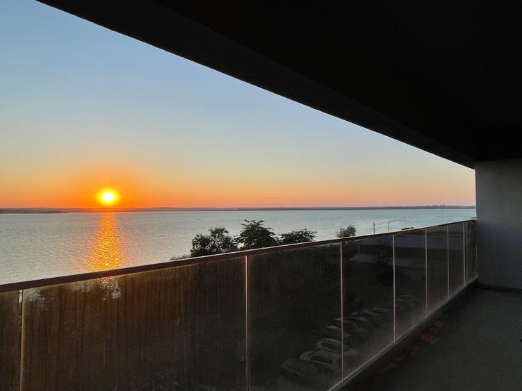 Statiunea Mamaia--Centru, apartament deosebit cu vedere frontala spre lac - 1