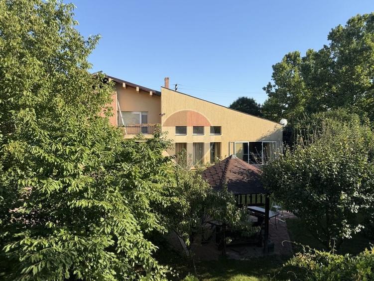 Casă individuală cu 8 camere cu Teren 1947 Mp în Corbeanca