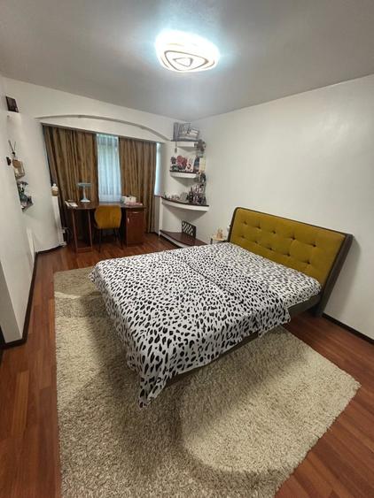 Apartament cu 4 camere decomandat în