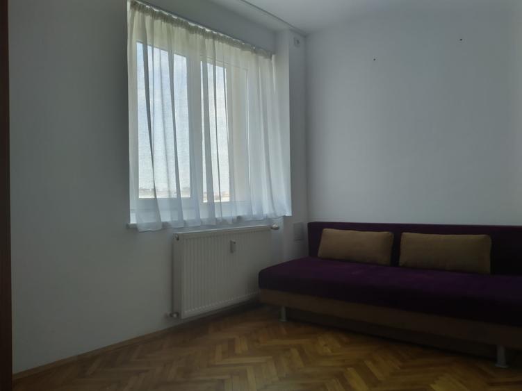 Apartament cu 3 camere semidecomandat în Sala Palatului