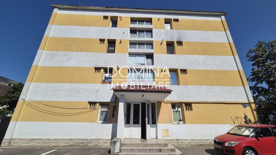 Apartament cu 3 camere semidecomandat, mobilat în Central