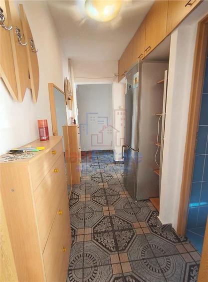 Apartament cu 3 camere semidecomandat în Filiași