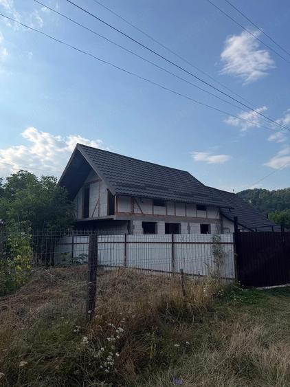 Casă cu 5 camere cu Teren 1800 Mp în Stânca