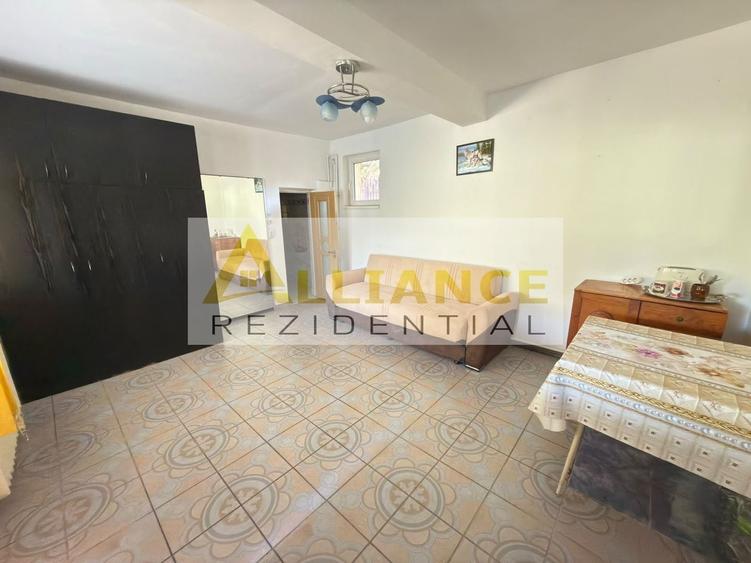 Casă individuală cu 14 camere cu Canalizare în Cățelu