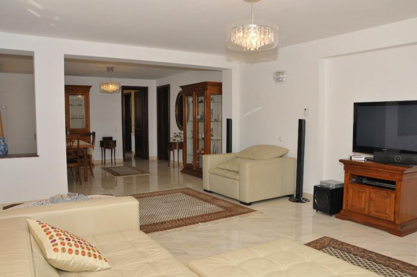 Casă cu 9 camere cu Teren 900 Mp în Central
