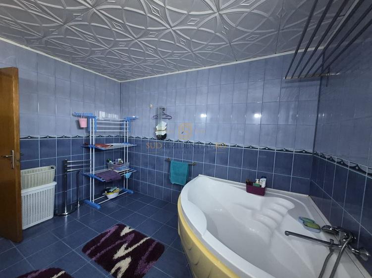 Casă individuală cu 5 camere cu Canalizare în 1 Decembrie