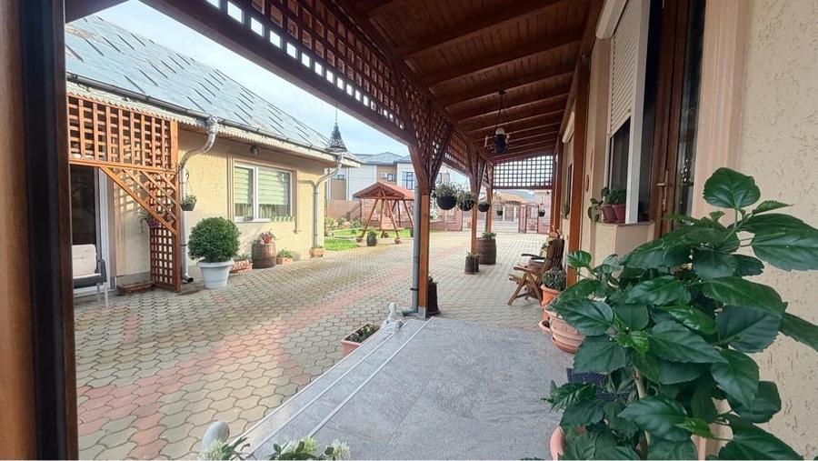 Casă cu 6 camere cu Teren 1707 Mp în Sihlea