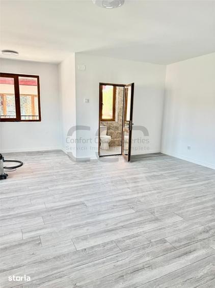 Casă cu 8 camere cu Teren 50 Mp în Vitan