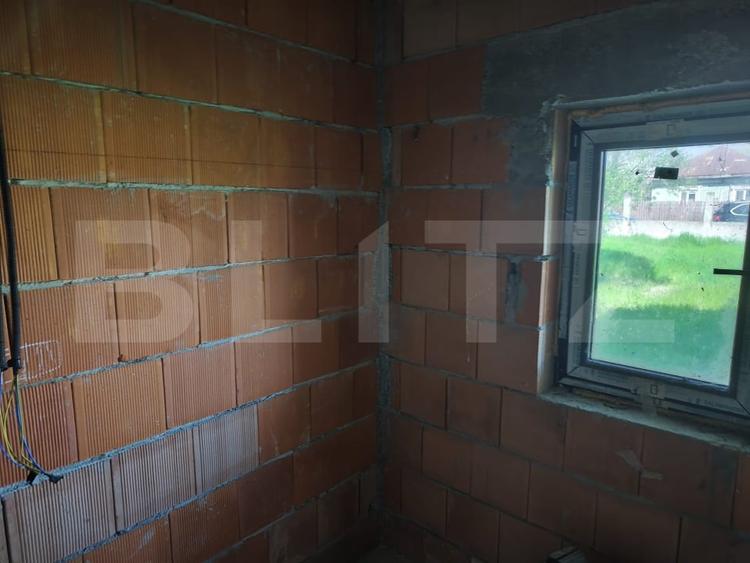 Casă individuală cu 6 camere cu Canalizare în Titu