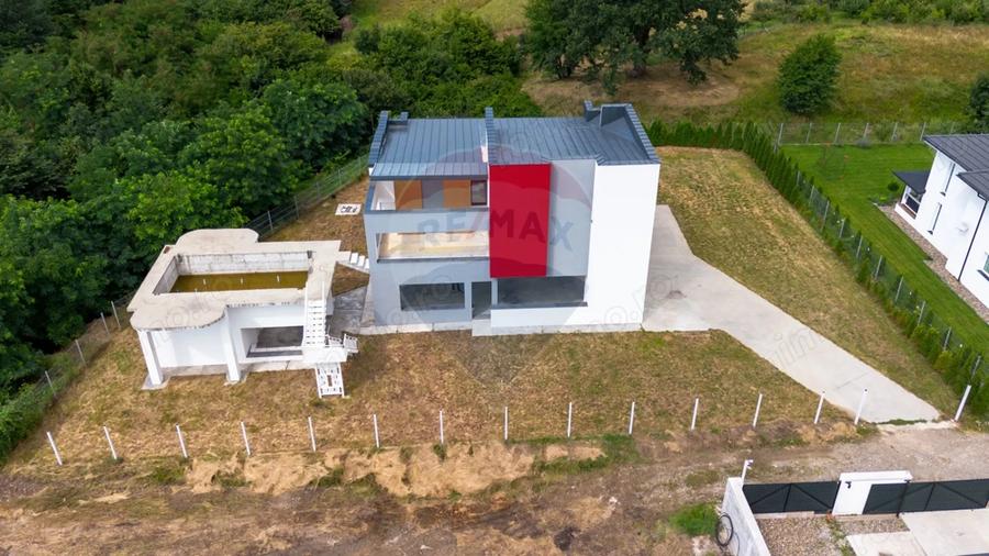 Casă cu Piscina în Bistrița