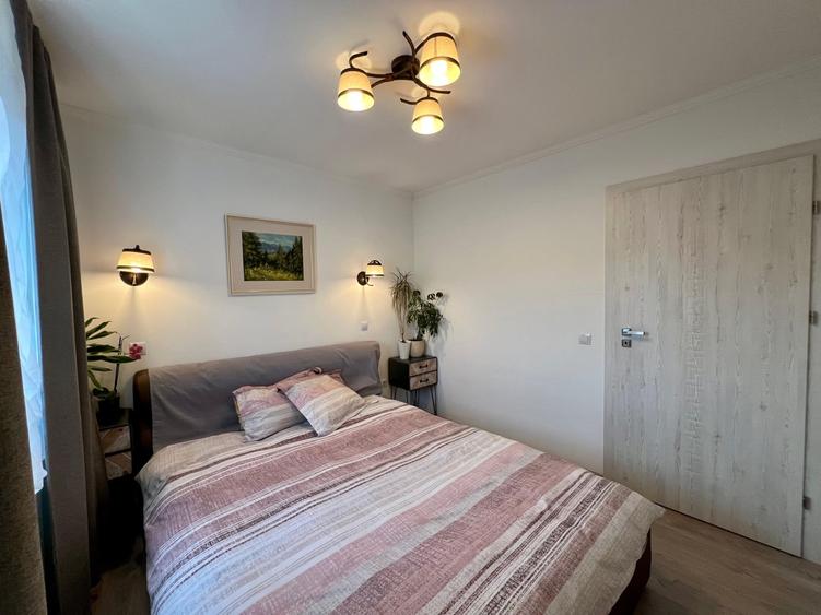 Apartament cu 3 camere semidecomandat, mobilat în Florești