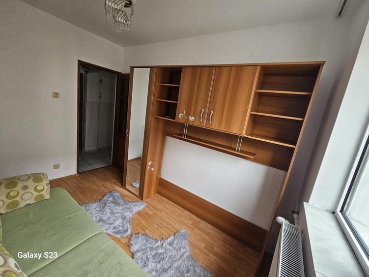 Apartament cu 3 camere semidecomandat în Vest