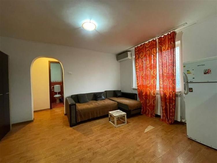 Apartament cu 3 camere semidecomandat, mobilat în Spitalului