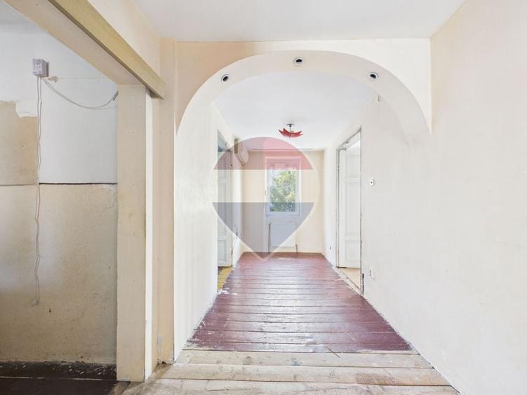 Casă cu 8 camere cu Teren 174 Mp în Nerva Traian