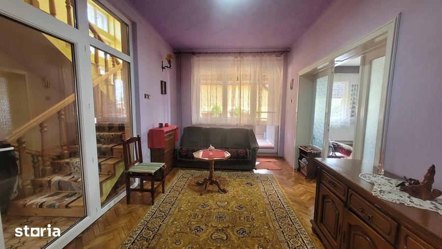 Casă cu 6 camere cu Teren 443 Mp în Livada