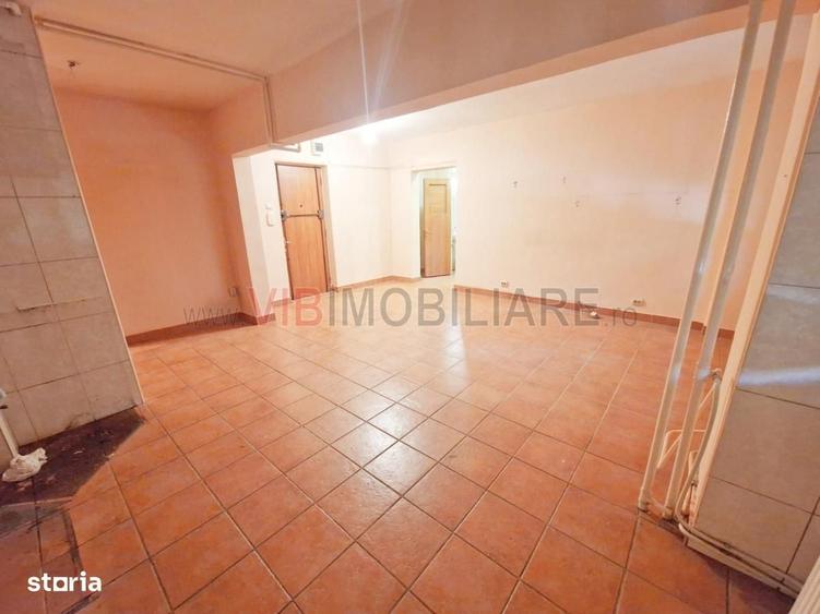 Apartament cu 4 camere semidecomandat în Văcăresti