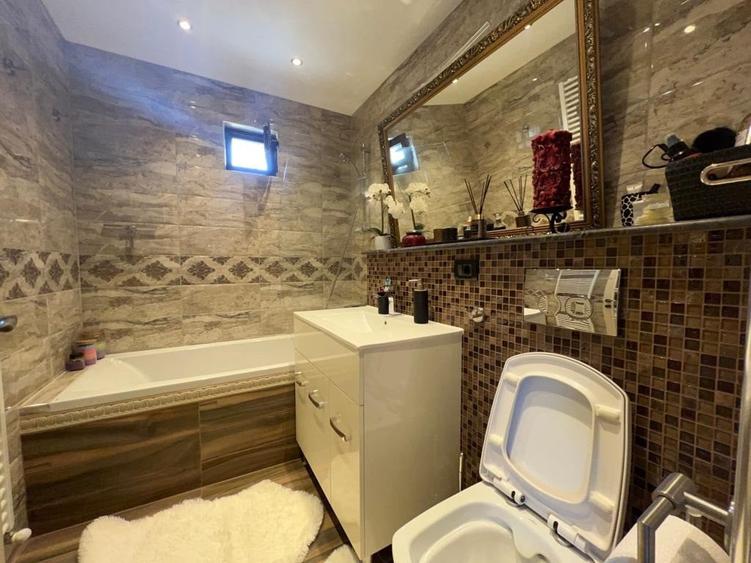 Apartament cu 4 camere semidecomandat în Micălaca