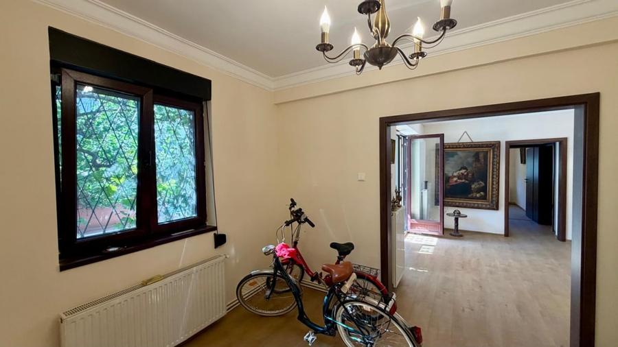 Apartament cu 3 camere semidecomandat în Primăverii