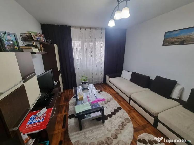 Apartament cu 4 camere decomandat în Poarta 6