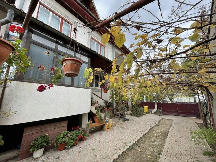 Casă individuală cu 10 camere cu Teren 825 Mp în Orașul de Jos