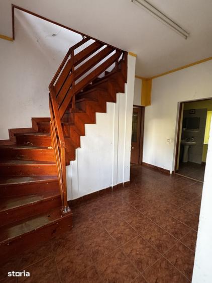 Casă cu 8 camere cu Teren 500 Mp în Iris