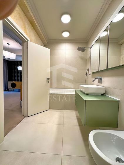 Casă individuală cu 7 camere cu Canalizare în Titan