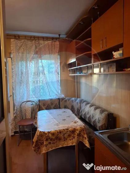Apartament cu 3 camere decomandat în 1 Mai