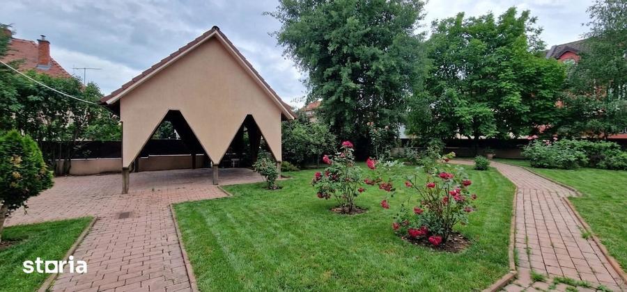 Casă cu 6 camere cu Canalizare în Trei Stejari